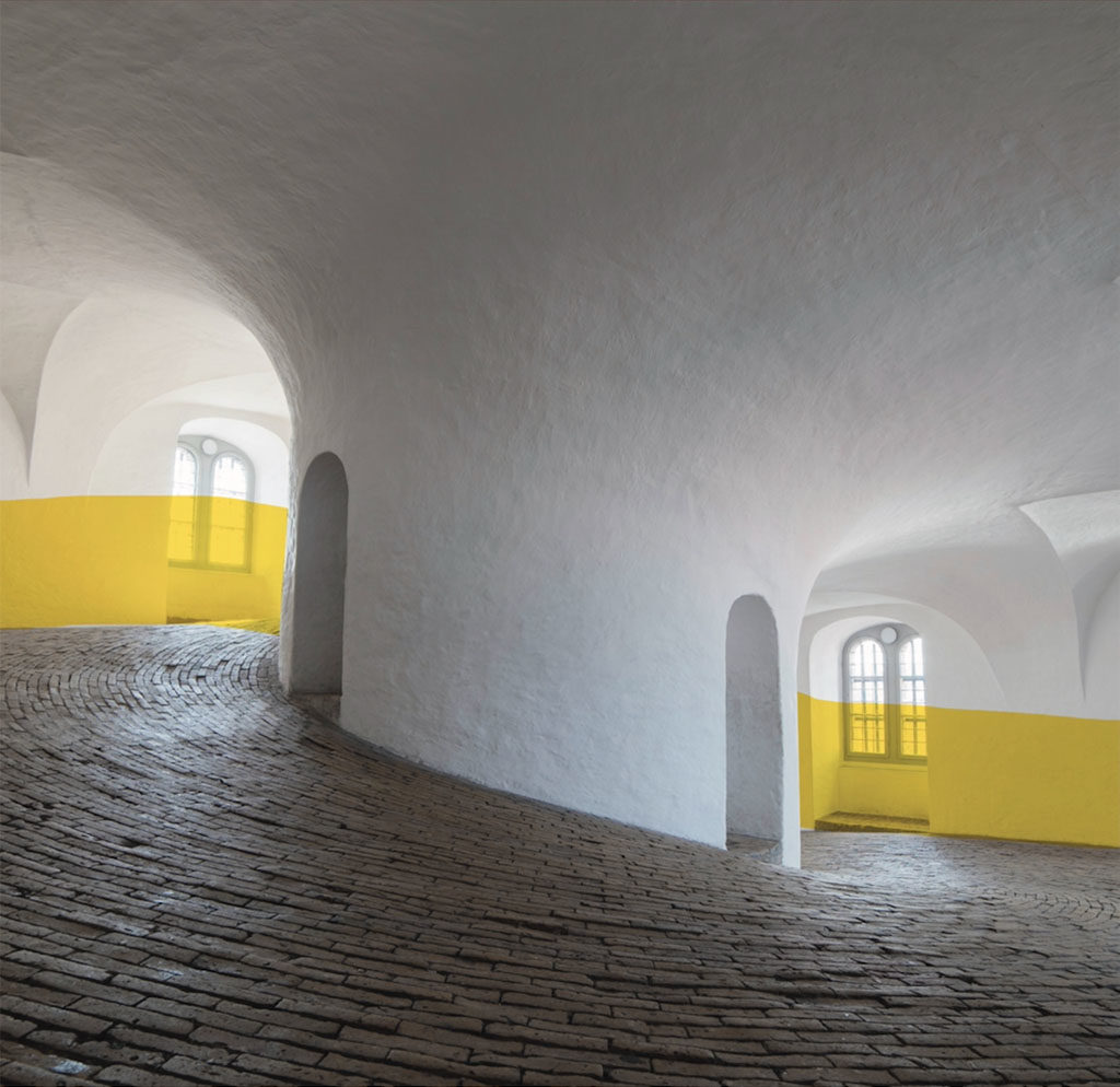 Imagen del interior de un torreón del Real Felipe con una pintura digital amarilla